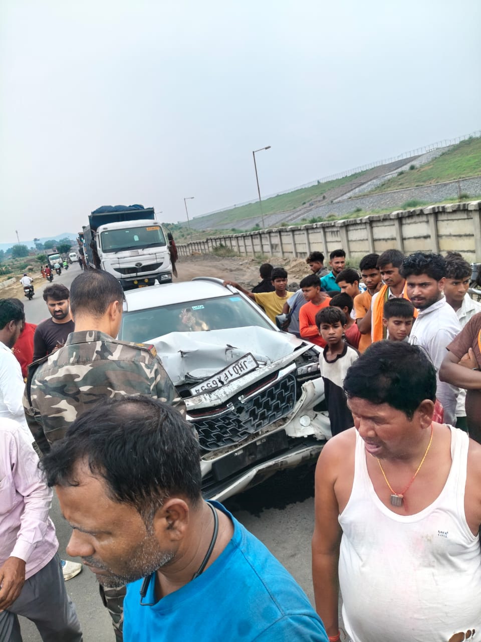 टंडवा में बेलगाम कोल वाहन का कहर: तेज रफ्तार हाइवा ने कार को मारी टक्कर, बाल-बाल बचे सवार
