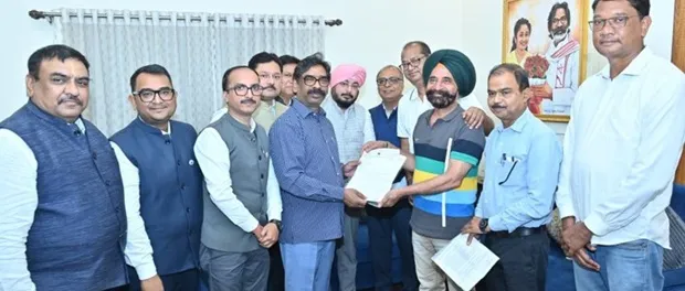 झारखंड चेंबर ऑफ कॉमर्स के प्रतिनिधिमंडल ने मुख्यमंत्री हेमंत सोरेन से की मुलाकात, राज्यस्तरीय उद्योग-व्यापार सम्मेलन में शामिल होने का दिया निमंत्रण