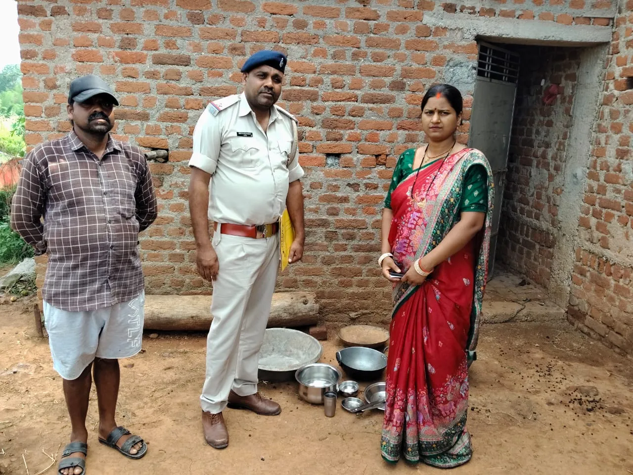 पत्थलगड़ा में कोर्ट के निर्देश पर पुलिस ने की कुर्की-जब्ती की कार्रवाई