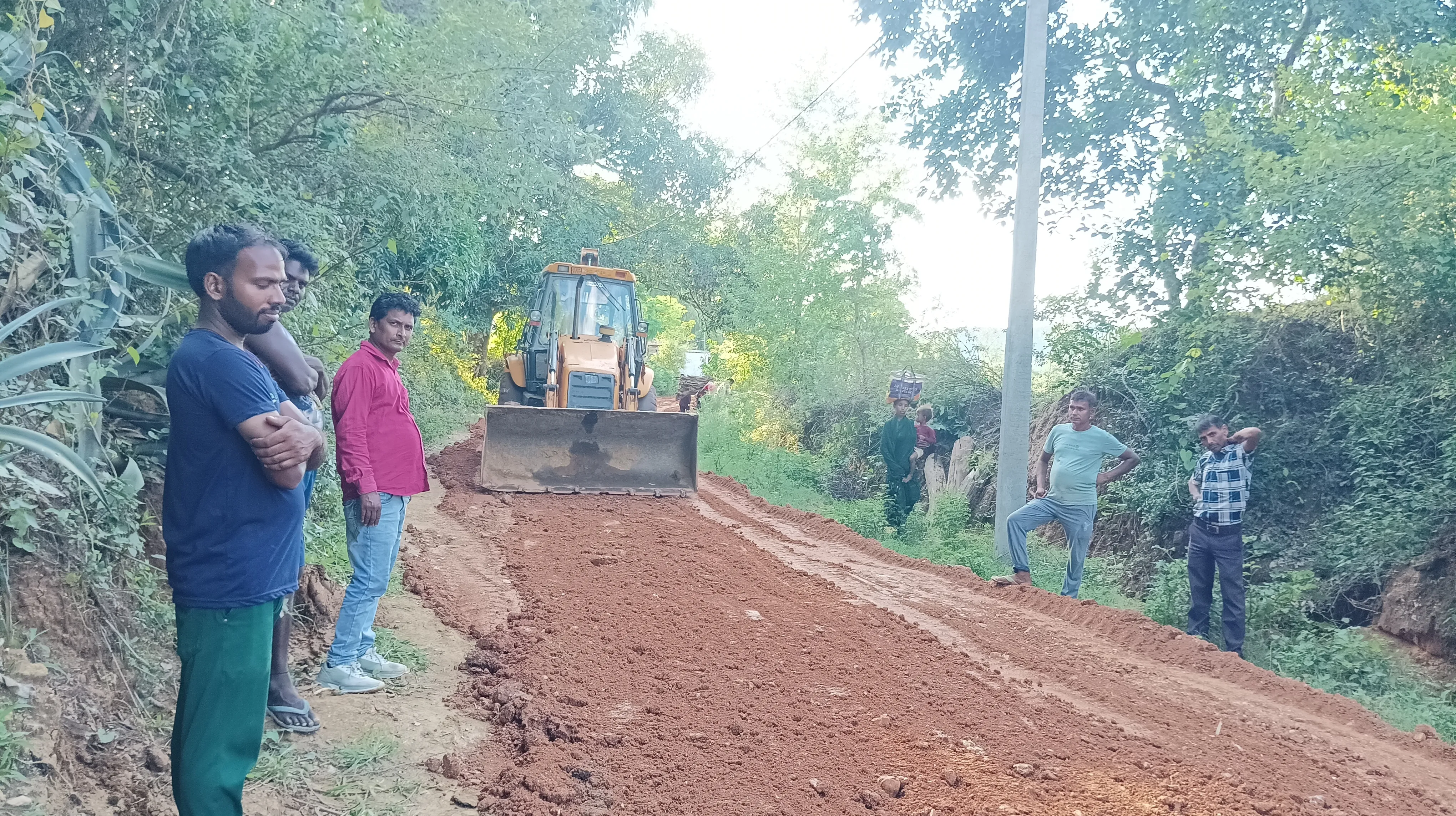 ग्रामीणों की परेशानी बनी प्राथमिकता, सिंघानी पंचायत मुखिया ने निजी खर्च से दुरुस्त कराई सड़क