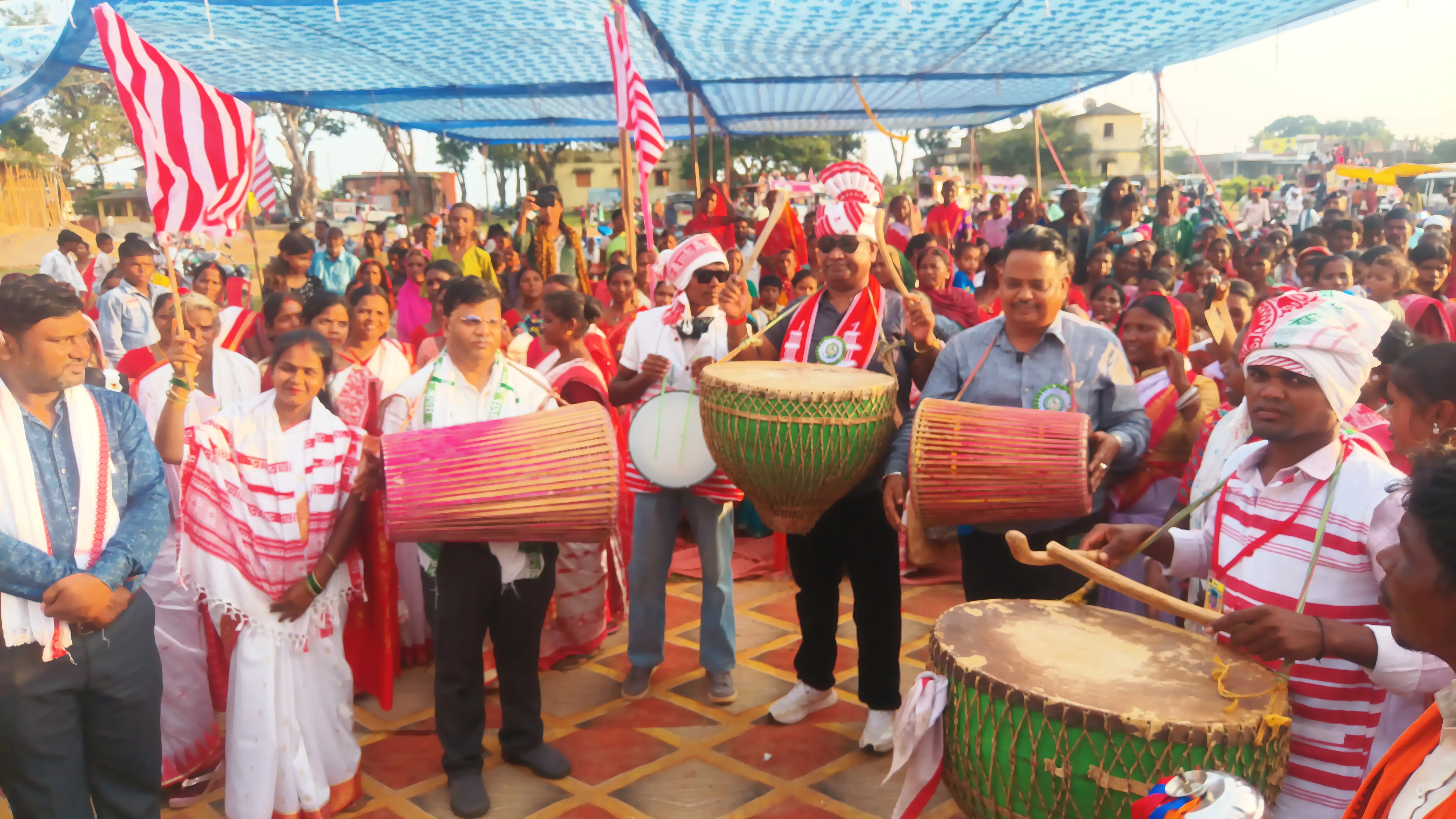 विश्व आदिवासी दिवस: सायल बगीचा के मैदान में गूंजी मांदर की थाप, पूर्व मंत्री व प्रशासनिक अधिकारियों ने दिया एकजुटता का संदेश