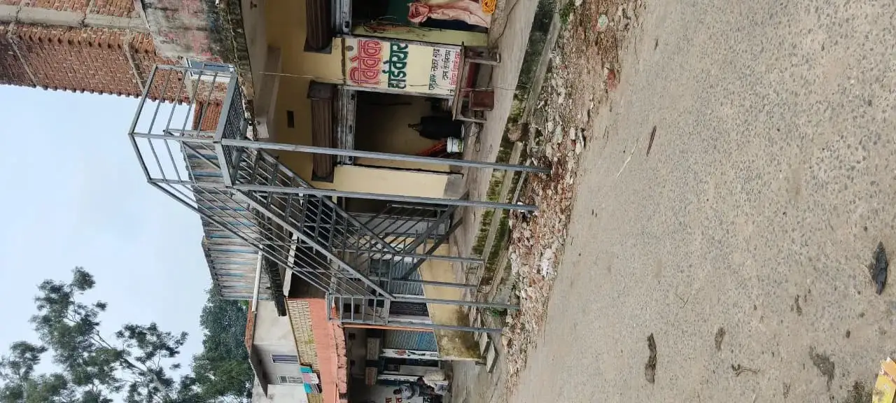 पंचमुखी चौक के पास लोहे की सीढ़ी निर्माण को लेकर विवाद, ग्रामीणों ने प्रशासन से लगाई गुहार
