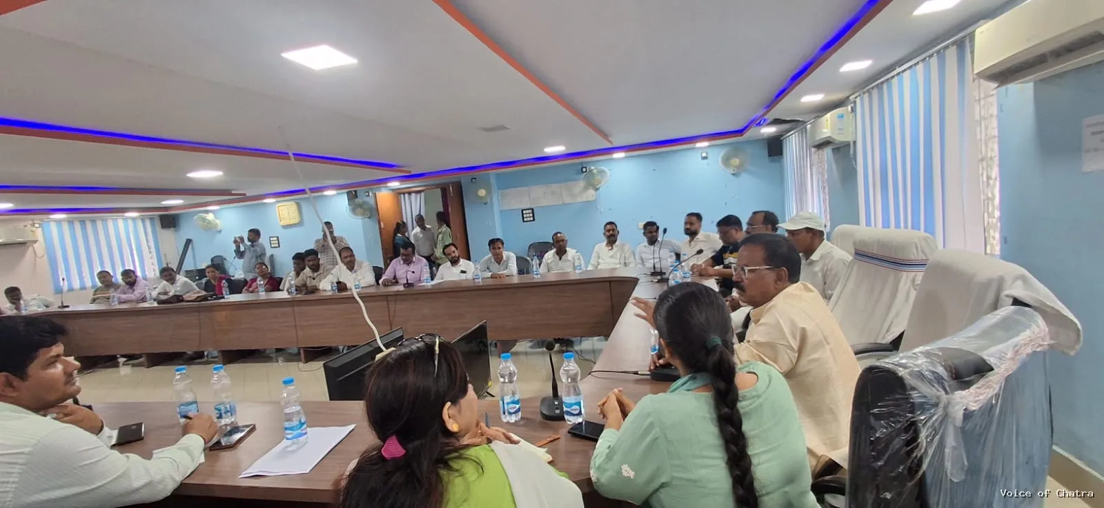 चतरा नगर पालिका की बैठक में जनसमस्याओं पर मंथन, विधायक जनार्दन पासवान ने अधिकारियों को लगाई फटकार