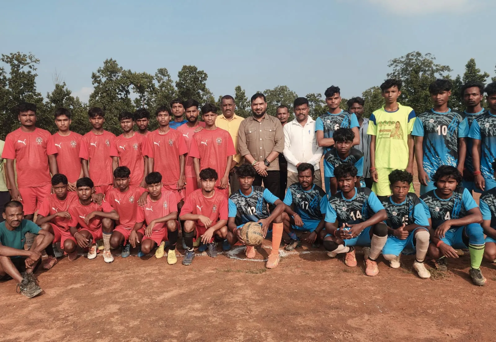 कठोतिया में फुटबॉल टूर्नामेंट का शानदार आगाज, जिप उपाध्यक्ष बिरजू तिवारी ने किया उद्घाटन