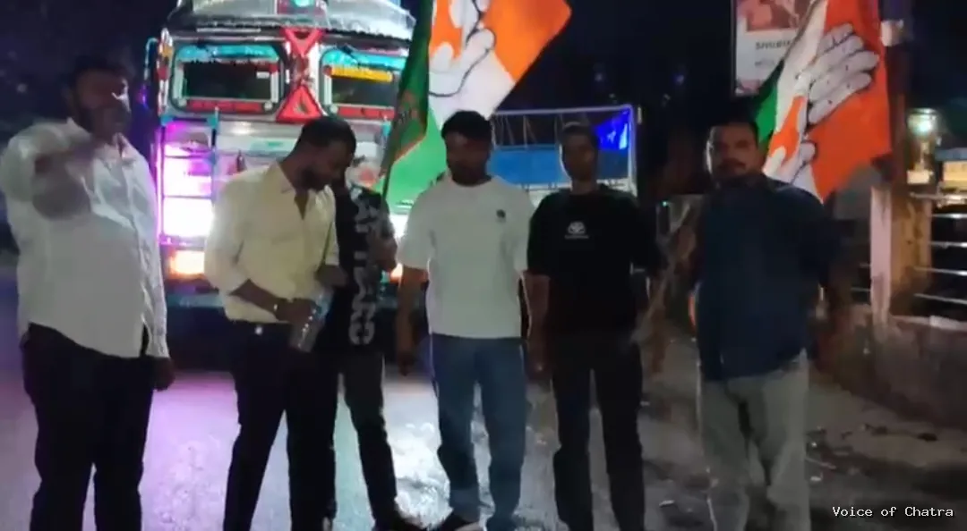 राहुल गांधी की गिरफ्तारी के विरोध में युवा कांग्रेस का जोरदार प्रदर्शन, चतरा चौक पर टायर जलाकर जताया आक्रोश