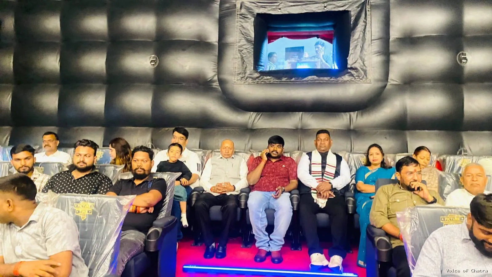 चतरा में नवनिर्मित सिनेमा हॉल का शुभारंभ, सांसद कालीचरण सिंह समेत जनप्रतिनिधियों ने देखी ‘हनुमान अंश’ फिल्म